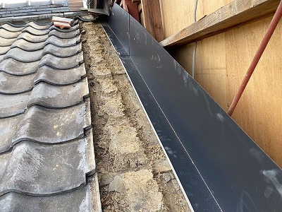 屋根の隙間からの雨漏り修理｜板金補修でしっかり防水！（香芝市） ビフォー画像