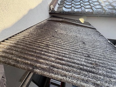 テラス屋根の波板交換｜暗かったお庭がパッと明るくなりました！（香芝市） ビフォー画像